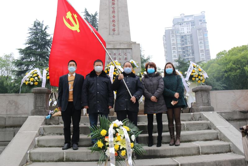 湘北汽運(yùn)黨支部主題黨日活動(dòng)，緬懷抗日英烈，祭掃墓地，敬獻(xiàn)花籃。