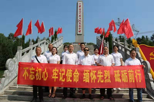 湘北公司黨支部深入革命老區(qū)緬懷先烈、慰問困難群眾。